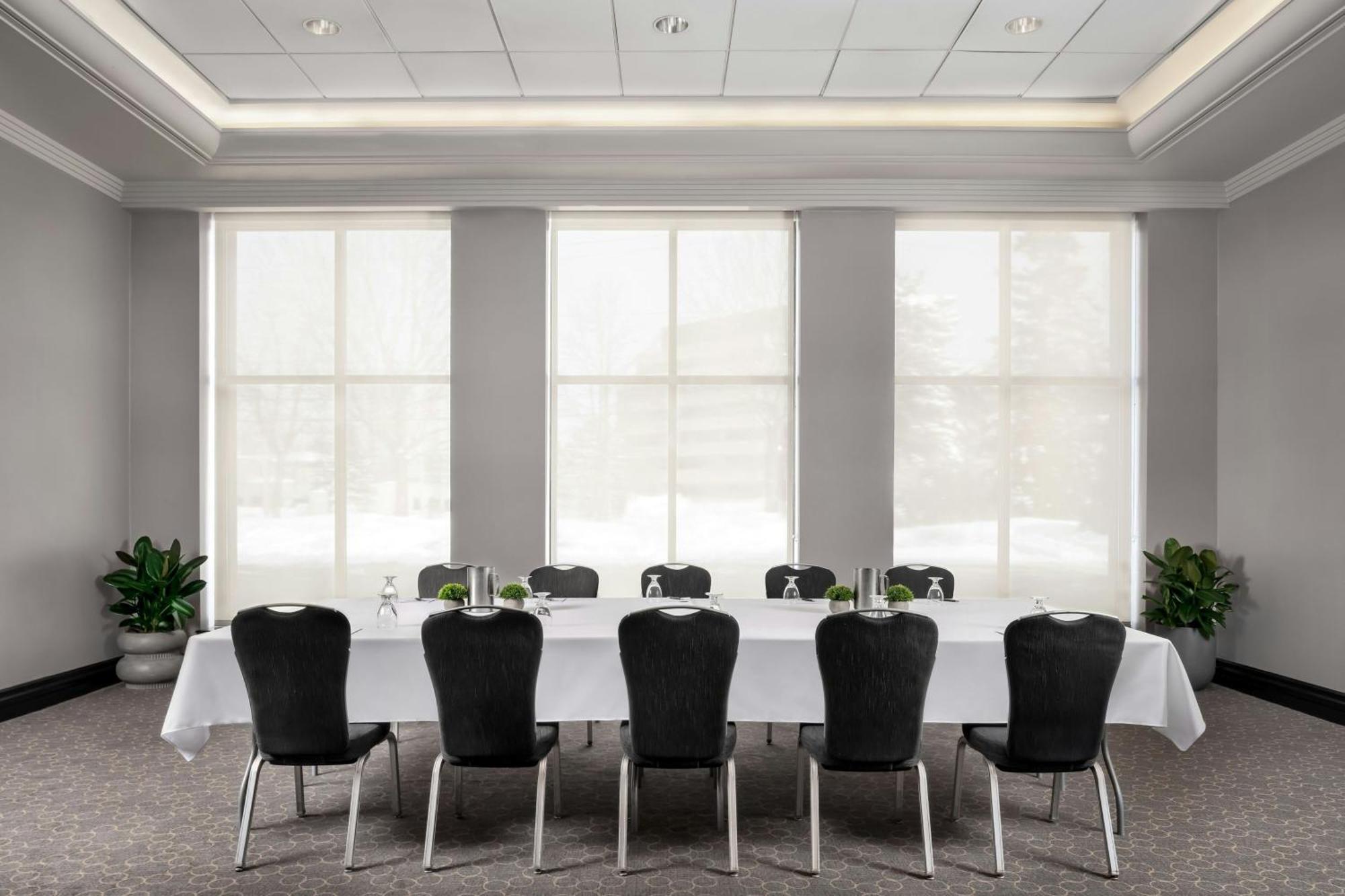 Sheraton Toronto Airport Hotel & Conference Centre Exterior photo
