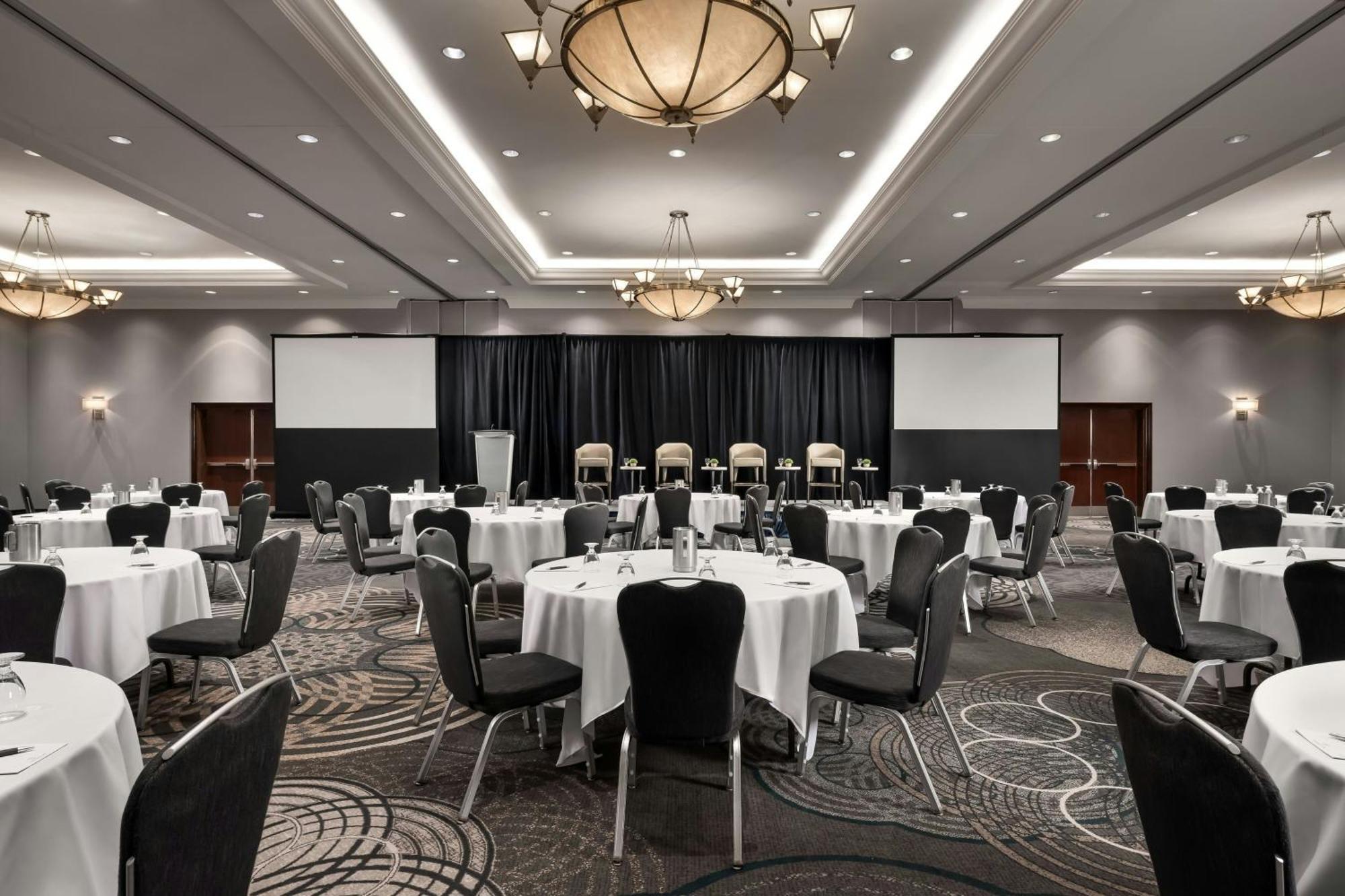 Sheraton Toronto Airport Hotel & Conference Centre Exterior photo