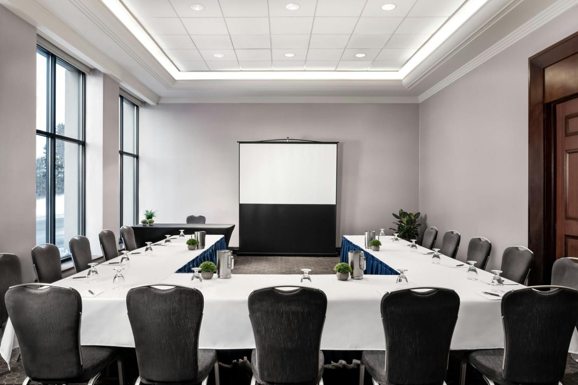 Sheraton Toronto Airport Hotel & Conference Centre Exterior photo