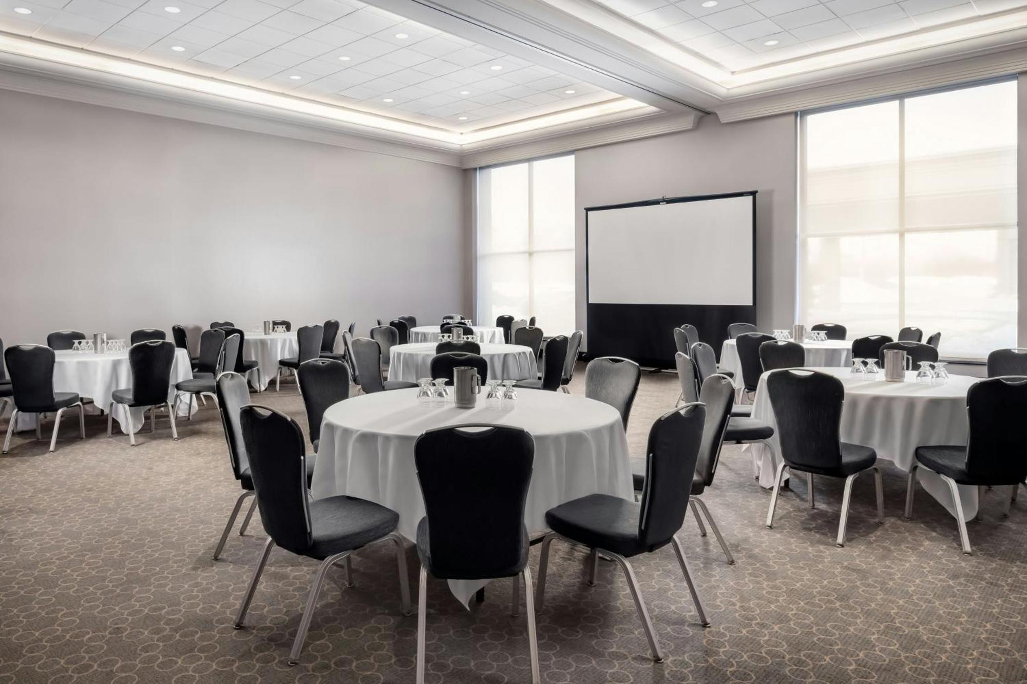 Sheraton Toronto Airport Hotel & Conference Centre Exterior photo