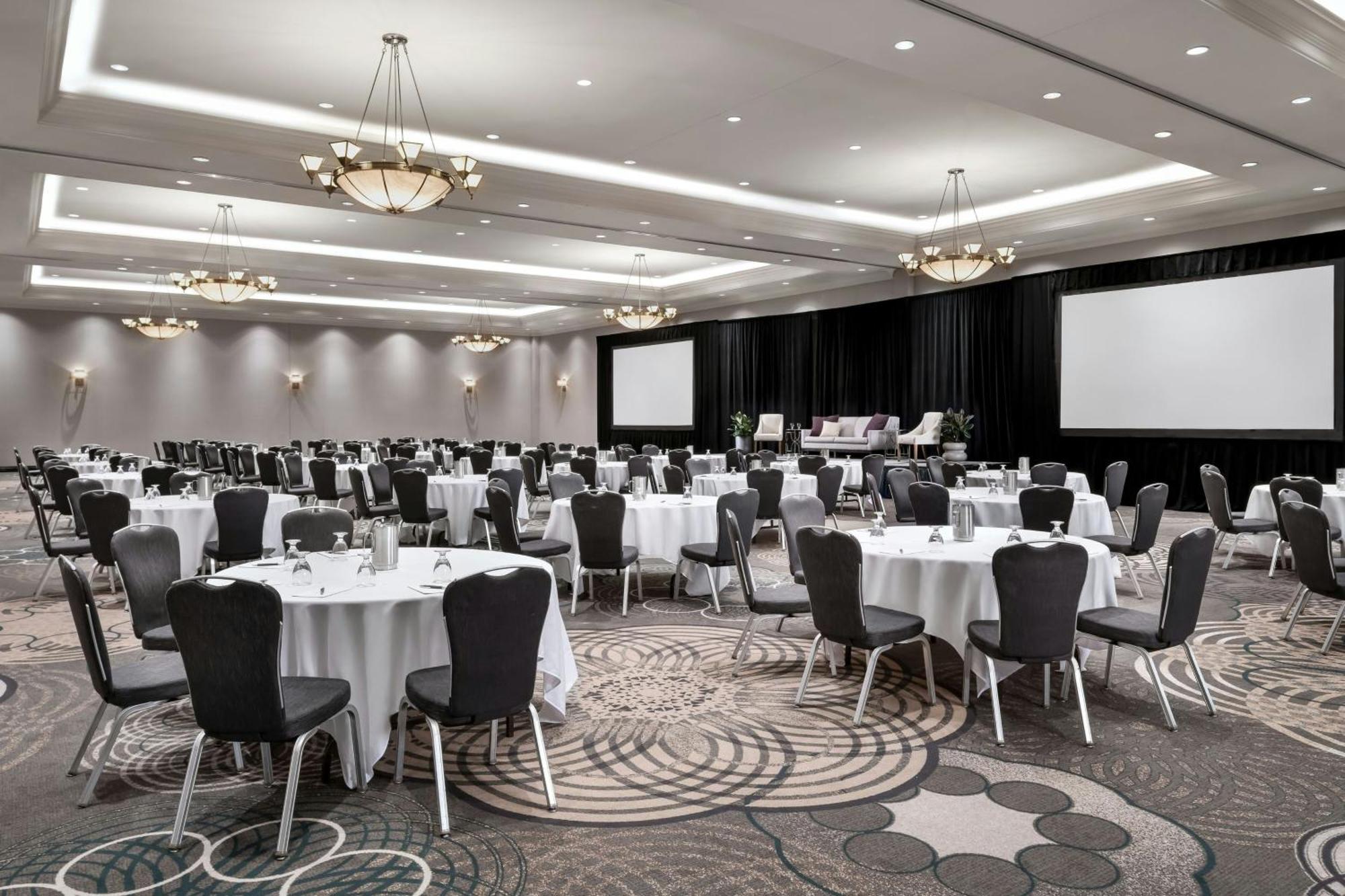 Sheraton Toronto Airport Hotel & Conference Centre Exterior photo